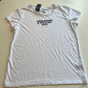 Medium white and navy blue abercrombie & fitch t-shirt